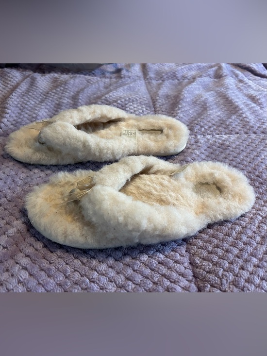 UGG Shoes - Cozy UGG Ivory Fluff Flip Flop Sandals women size 8